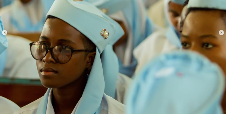 Tete foundation wakabidhi loptop na ream 100 za karatasi katika shule ya sekondari zanaki